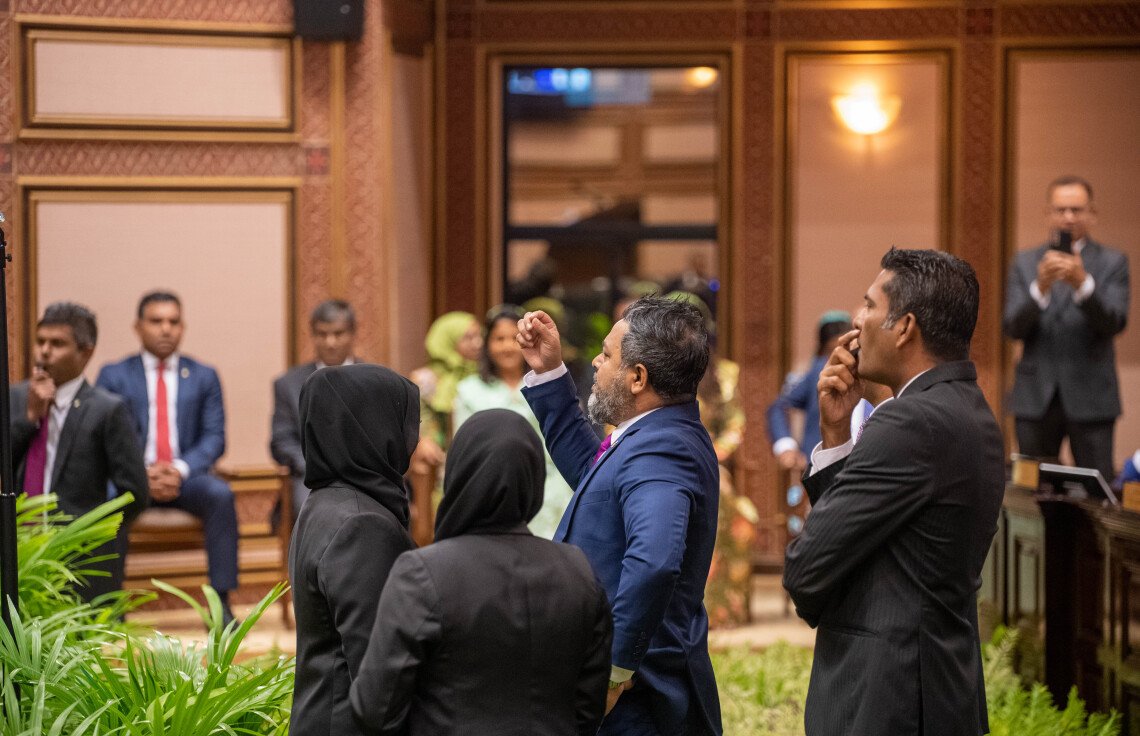 އަންހެން އޮފިސަރުން، ފިރިހެން މެންބަރުން ނުނެރެވޭ ގޮތް ހަދަނީ