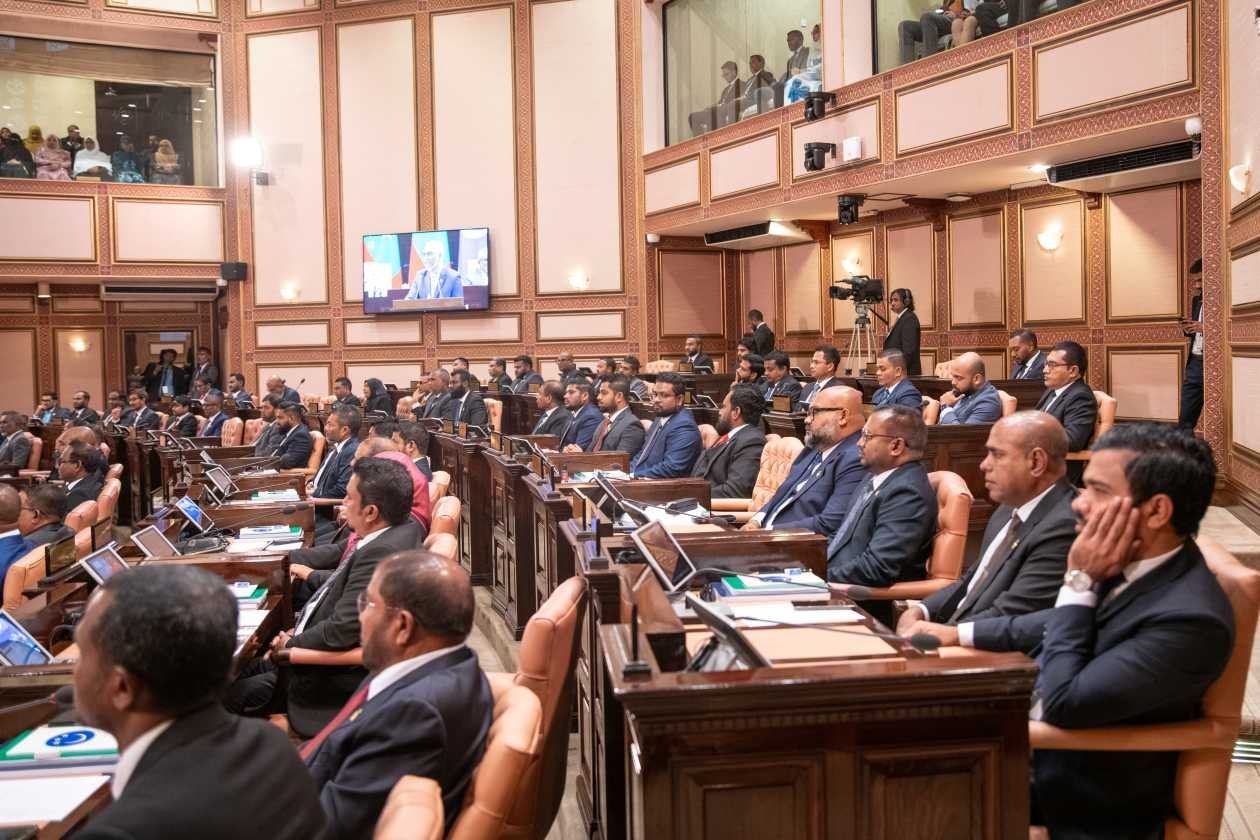 މެންބަރުންގެ މުސާރައާއި އިނާޔަތްތައް ކުޑަކުރަން ގޮވާލާ ޕެޓިޝަނެއް